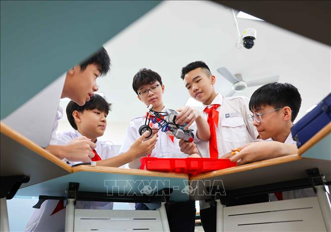Thông qua những tiết học, học sinh dần hình thành hình ảnh của thế hệ công dân số: hiện đại – tự tin, linh hoạt, có tư duy công nghệ và sẵn sàng hội nhập trong kỷ nguyên số. (Ảnh: Thanh Tùng/TTXVN)